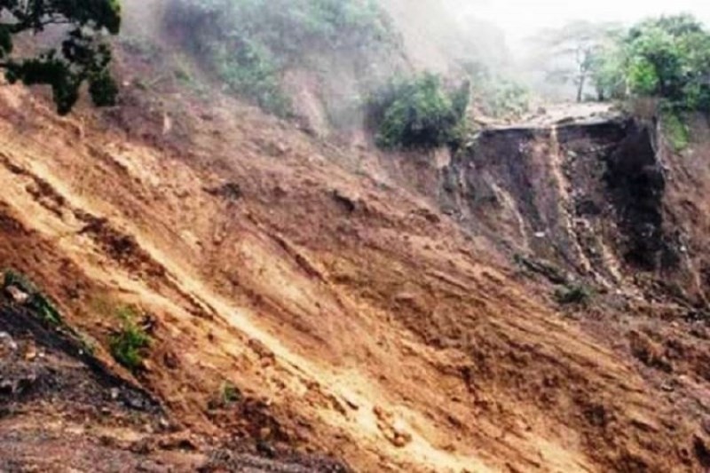 सिंगो गाउँ नै पहिरोको जोखिममा, २६ घर भत्किए