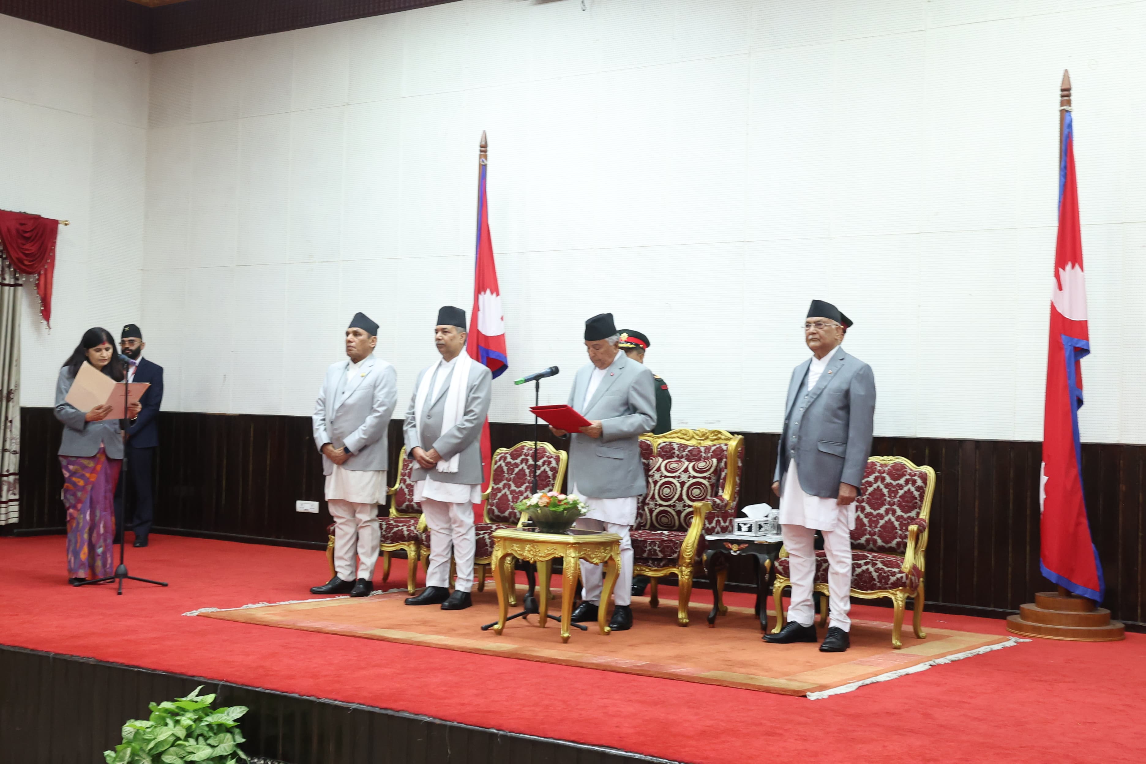 नवनियुक्त संघीय मामिला तथा सामान्य प्रशासनमन्त्री भगवती न्यौपानेलाई शपथग्रहण गराउँदै राष्ट्रपति रामचन्द्र पौडेल
