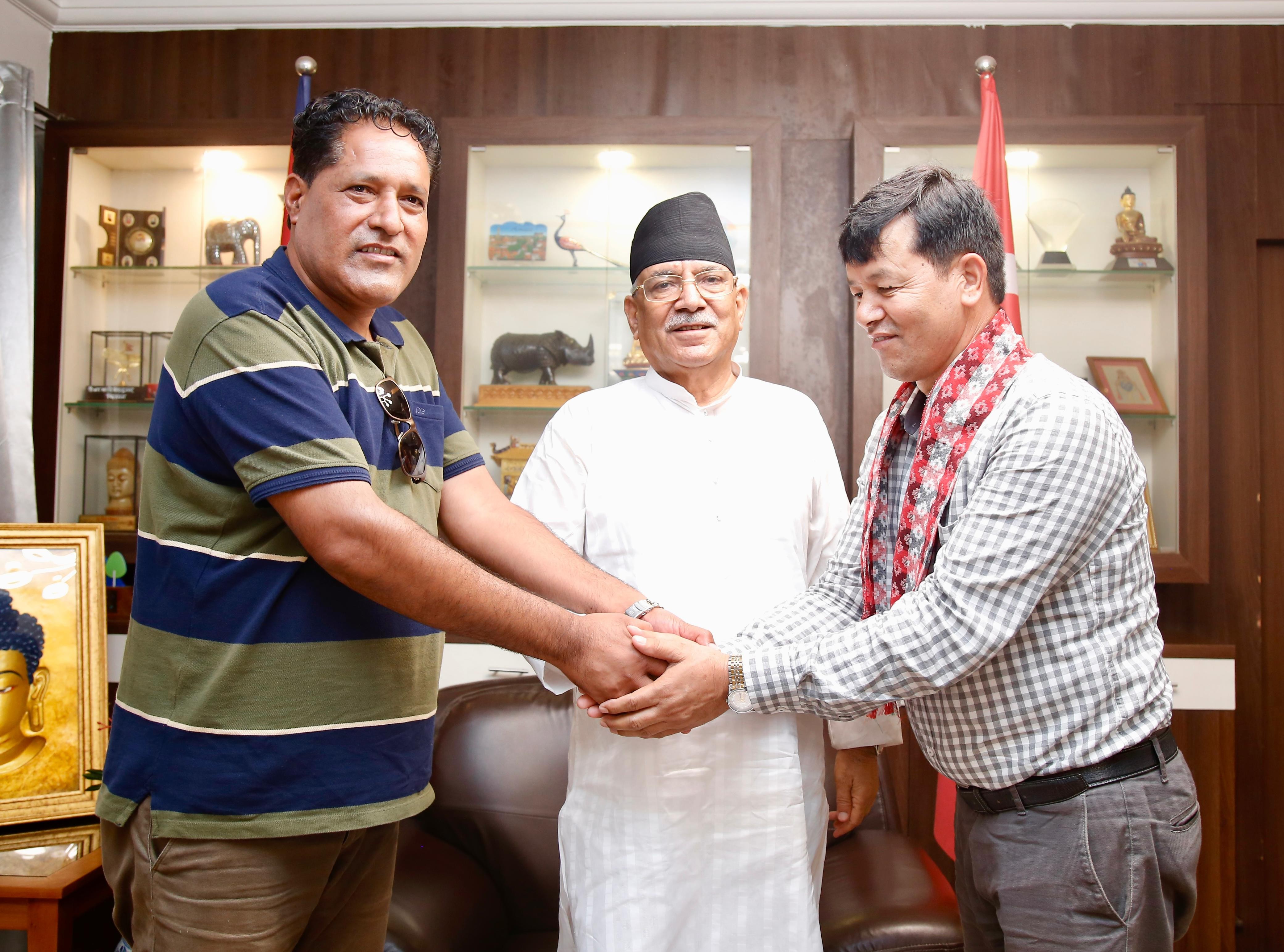 एमाले केन्द्रीय परिषद् सदस्य माओवादी केन्द्रमा प्रवेश, प्रचण्डले गरे स्वागत